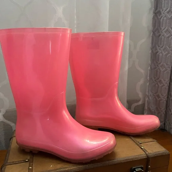 Vibrant iridescent Pink Rain Boots - Picture 3 of 6